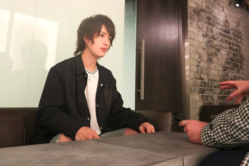 VIPルームで取材に応える七原柊也さん