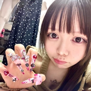 いつも重加工だからほぼ無加工にしてみたり。ハロウィンだから血まみれネイルしてみたりしてる。今日もいますわらの写真1枚目