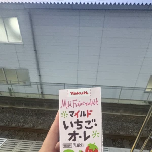 いちごミルクでも飲んで職場に向かうよん❤︎の写真1枚目