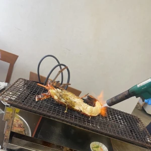 日曜日は念願の伊勢エビ祭りに行こうとしたら雨で中止だったので近くのご飯屋さんで海老ちゃん焼いてきま…の写真1枚目