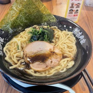 こんばんわん🐶昨日はお店が早く終わったので先輩とラーメン食べに行きました😋最近できた駅前の壱角屋さんめっちゃ美味しかった先輩まじありがとう🥹って感...の写真1枚目