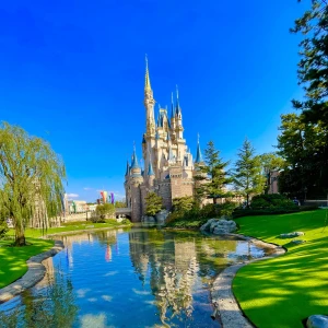 ディズニーまたいきたいなー！いって無さすぎて行きたいなー🥺︎❣️今職場に向かい中！写真は学生の時(^^)の写真1枚目