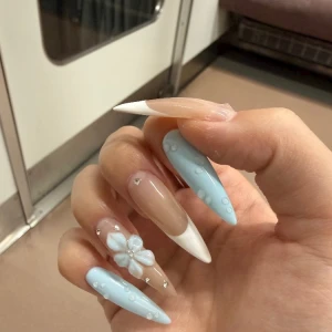NEWネイル💅🏻✨️の写真1枚目