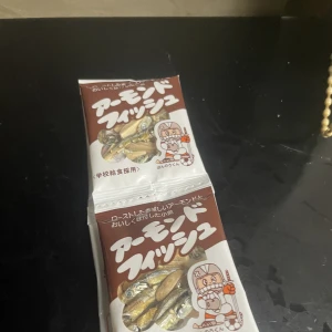 こんばんはつゆ☔️です今日買い物🛒行った時にめっちゃ懐かしいお菓子見つけちゃって勝っちゃいました🤭小学校ぐらいの頃おやつでよく食べてた😋の写真1枚目