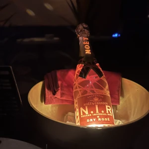 まだ1週間も経ってないわたしにシャンパンくれてありがとうございます‪🥲‎嬉しすぎましたの写真1枚目