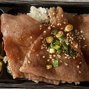 ウーバーしたお肉のお弁当おいしかった🐷の写真1枚目