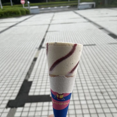 こんばんわん🐶みゆきです今日は学校の帰り道にセブンティーアイスの自販機見つけたので買っちゃいました🍨久しぶりのセブンティーンアイスめっちゃ美味しか...
