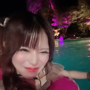 お休みはナイトプールに行ってきました😊楽しかったなあ💭仲良くしてくれると嬉しいよね😊でっかいピンクのハンバーガー食べたの☺️甘いとかじゃなかった💦の写真3枚目