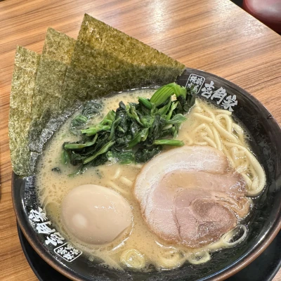 家系ラーメン食べました🍜