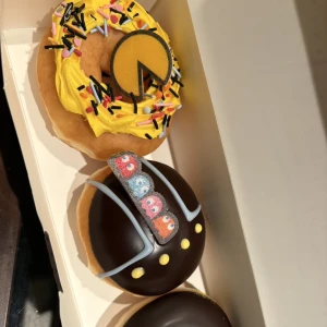 こんばんわんみゆきです🐶今日は学校終わり友達とドーナツ🍩食べ行きました😋パックマンコラボしててめっちゃ可愛いドーナツ売っててついつい買っちゃいまし...の写真1枚目
