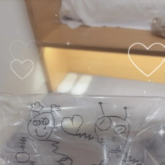 <p>おはようございます☀<br>韓国にきてパン屋さん巡りにハマってて今日も塩パンを買いました🍞<br>パンを入れてくれてる袋に描かれてる絵柄がなんの絵か分か...