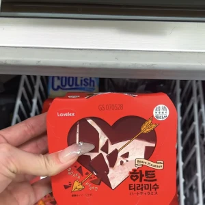 ナチュラルローソン新発売のクラッキングハートティラミス🍫❤️の写真1枚目