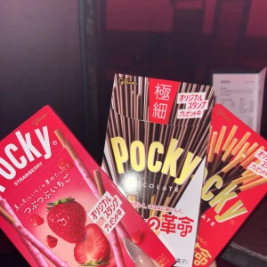 <p>ルナ出勤してました❣️<br>今日はポッキーの日ということで<br>仲良しさんがポッキー買ってくれました💖<br>甘党だから嬉しい💖<br>3個も！！！！<br>贅沢...の写真1枚目