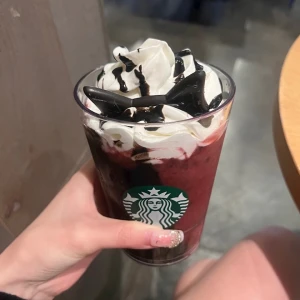 出勤前スタバ🍓 ◝✩ ✧︎の写真1枚目