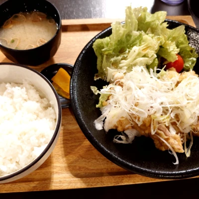 前に食べた油淋鶏定食！