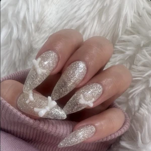 おはよ！ネイルしたんだ〜きらきらかわいい𐔌՞ ܸ.ˬ. ܸ՞𐦯💛の写真1枚目