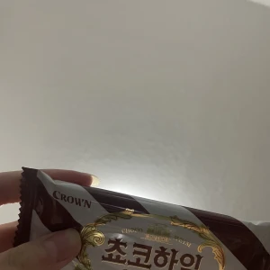 女の子から頂いたお土産🍫🤍とモコモコのお写真です📸の写真1枚目