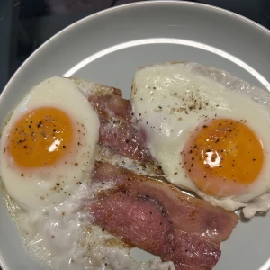 ベーコンエッグ食べて今日も出勤🍳🥓の写真1枚目