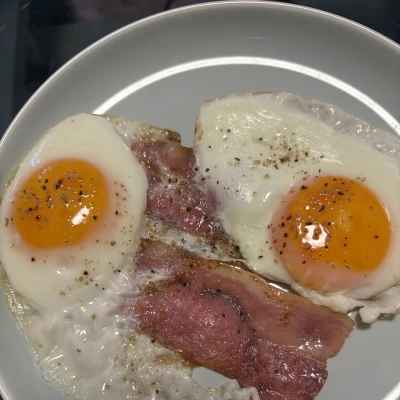 ベーコンエッグ食べて今日も出勤🍳🥓