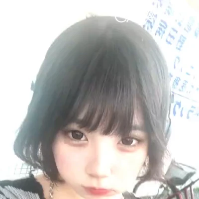 朝起きたけど二度寝して投稿遅かった！メイクしてパン食べてお出かけしてくるねん💗今日は休みー