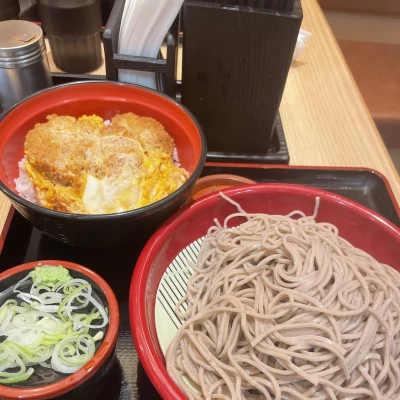 こんばんはつゆ☔️です今日は出勤前に富士そばを食べました🍜すごいお腹空いててお蕎麦🍜🍚とカツ丼を食べました思ってたより多くてお腹ぱんぱん😤今日の週...