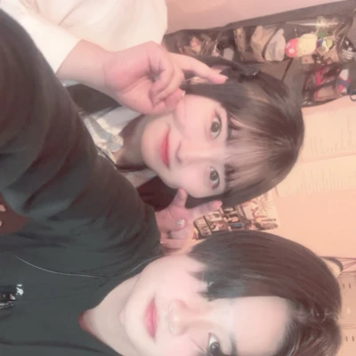 おはよぉ〜今日は女の子達と写真撮ったよ👧