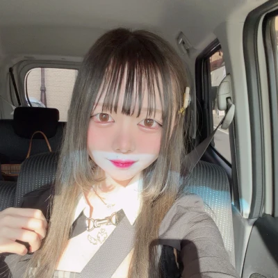 昨日はおやすみだったから友達にネイルしたー♩