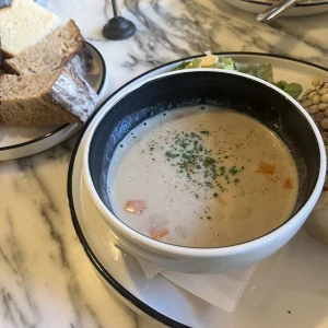 今日は天気良かったのでランチは外で食べました🍴🍞写真にプラスしてパンめっちゃ食べたの写真1枚目