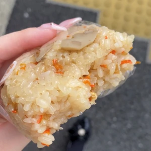 高画質舞茸おこわおにぎり🍙(食べかけ)の写真1枚目