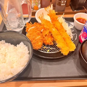 朝ごはんからガッツリ食べてる🥲の写真1枚目