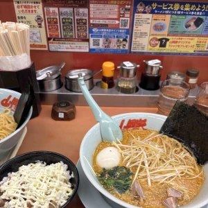 暑いとラーメン食べたくなりません？いつでも食べたいけどより食べたくなる。1番好きなのは中本ですが、最近二郎系も通ってしまう🐷 先週遂に高田馬場 池田...の写真3枚目
