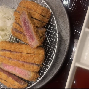 今日は、人生で初めて牛カツ🐄を食べてきたわよ🥩の写真1枚目