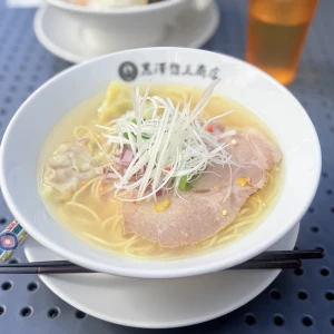 お天気いい日に外のテラスで食べた塩ラーメン🍜の写真1枚目