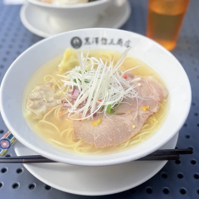 お天気いい日に外のテラスで食べた塩ラーメン🍜