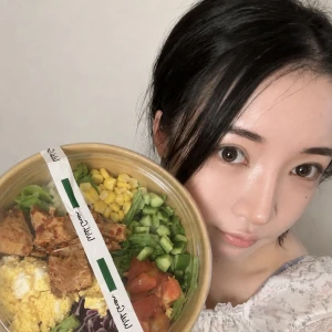 夜ごはんは、私の大好きなサラダ🥗をたくさーん食べたよ😌💛の写真1枚目