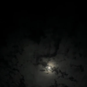 退勤したよー！今から寝るねおやすみ♡夜に見る雲すき！の写真1枚目