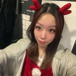 <p>こんばんはるなです❣️❣️<br>今日から三日間サンタコスです🎅🌲<br>店内にもツリー飾ってあります💖</p>の写真1枚目