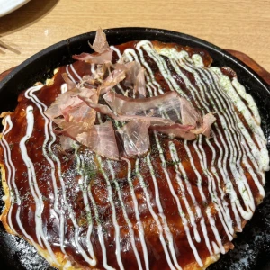 こんばんはつゆです☔️今日は昼間職場の友達と近くお好み焼き屋さんに行きました😋の写真1枚目