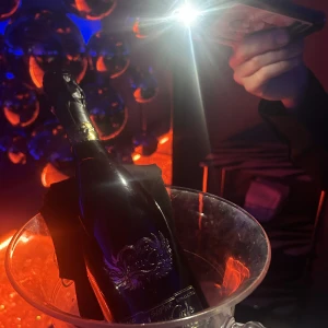 昨日はじめましての方からオリシャン開けてもらいました🍾🖤の写真1枚目