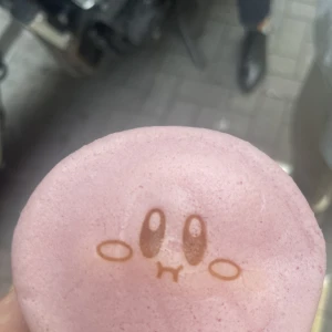 こんばんわん🐶今日出勤前にファミマ行ったらめっちゃ可愛いスイーツ売ってた🍰カービィの見た目の大判焼きで中にカスタードクリーム入っててめっちゃ美味し...の写真1枚目
