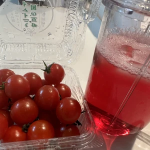 こんにちは！夏バテで食べられるもの集めたら真っ赤でした〜^_^🍅🍒の写真1枚目