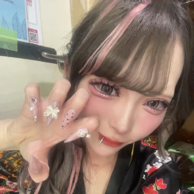 れいかちゃむ今日います🙋‍♀️🙋‍♀️自分でネイルしたんだあぁかわちい💕一緒飲みまちょ🤗🤗