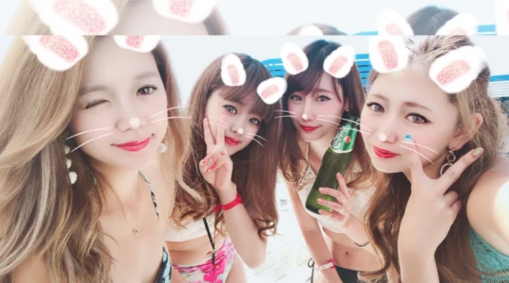 毎週のようにプールや海!あ、BBQもやってたっけ。仲良すぎ!