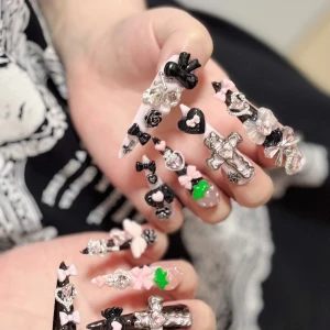 昨日はおやすみだったから友達にネイルしたー♩の写真2枚目