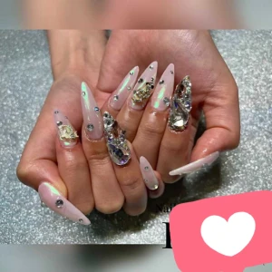 昨日は出勤前にネイルチェンジ💅🏻の写真1枚目