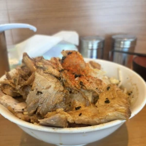 暑いとラーメン食べたくなりません？いつでも食べたいけどより食べたくなる。1番好きなのは中本ですが、最近二郎系も通ってしまう🐷 先週遂に高田馬場 池田...の写真1枚目