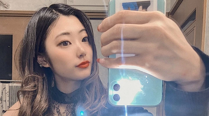 【写メまとめ】スマホを握りつぶしそうな迫力の左手。広角レンズの破壊力炸裂!