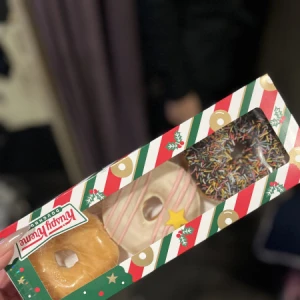 <p>こんばんはるなです❣️<br>昨日沢山お酒飲ませてもらいました😌🫶🏻<br>気持ちよく酔っ払いましたありがとう💖<br>あとドーナツもいただいちゃいました🍩<...の写真1枚目