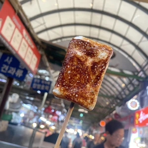 韓国で食べた焼きマシュマロうまかたー♪( ◜ω◝و(و "の写真1枚目