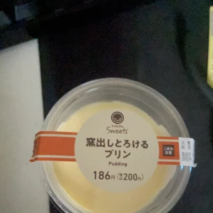 こんばんわん🐶みゆきです今日はファミマでプリン食べました🍮たまにはこうゆう普通のプリンもいいよね😎今日朝まで課題やっててちょっとだけ疲れてるけど😮...の写真1枚目